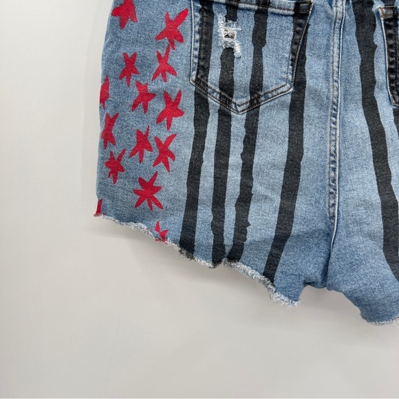 Her Universe DC Comics Birds Of Prey Harley Quinn Destructed Hi-Rise Shorts 15 - Picture 4 of 16